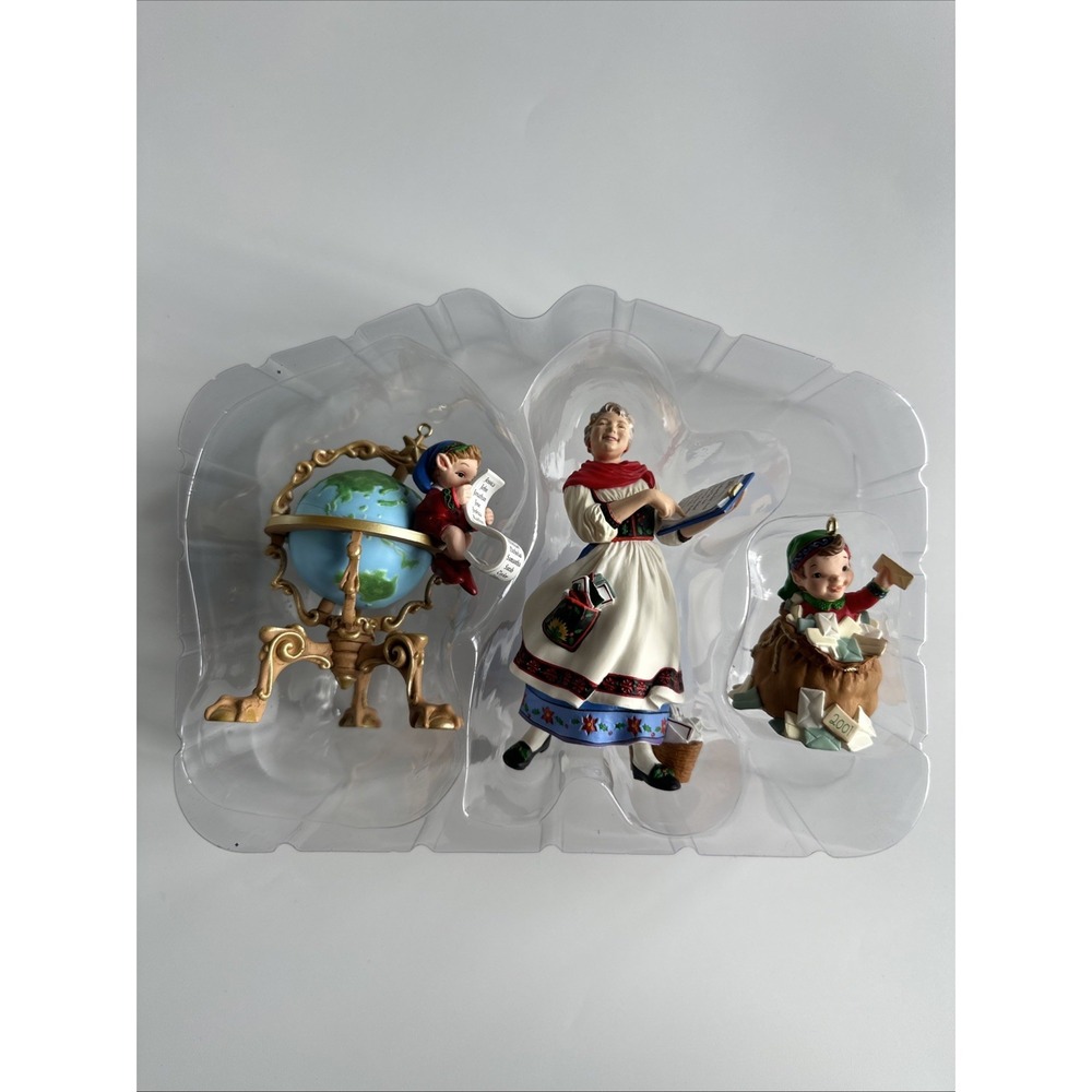 Hallmark Keepsake Ornament Collector's Club Lettera, Globus, Mrs. Claus 2001